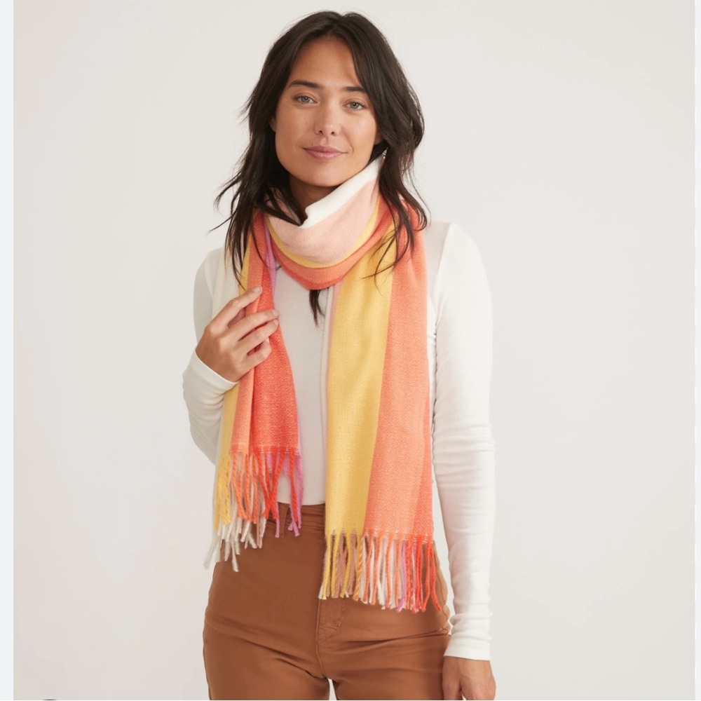 Women's scarf. NWT.